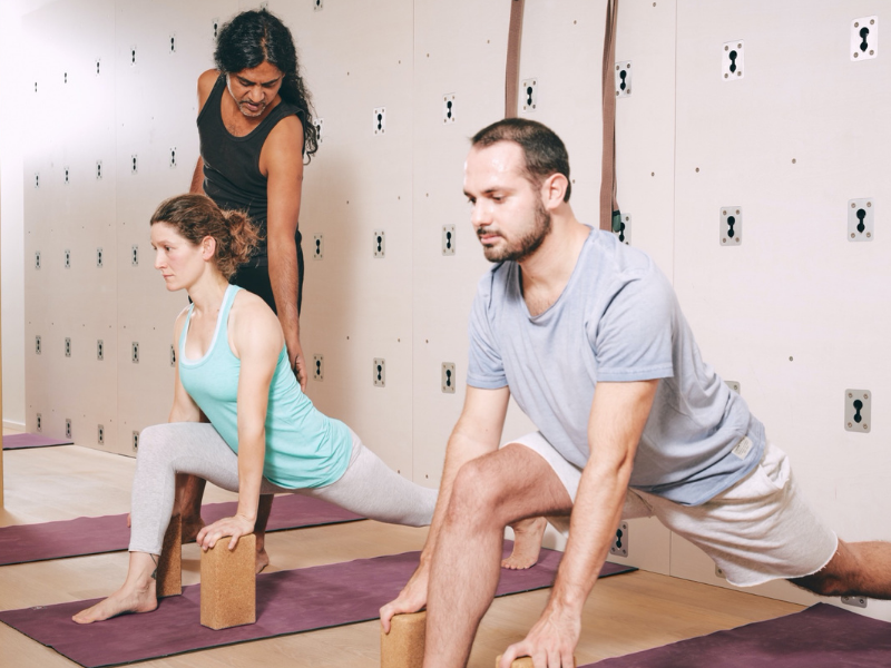 Joey korrigiert Teilnehmer in Vanarasana